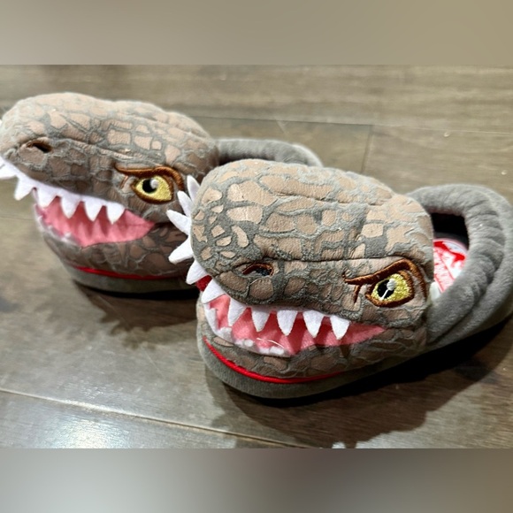 Jurassic World Toddler Dinosaur Slippers NWOT Size 6/7 - Picture 3 of 5